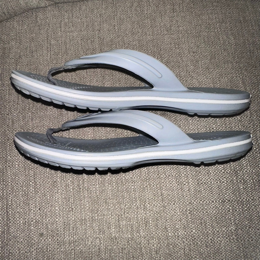EUC Unisex Kids Juniors Size 2 Crocs Iconic Comfort Thong Flip Flops Gray/White - Picture 2 of 6